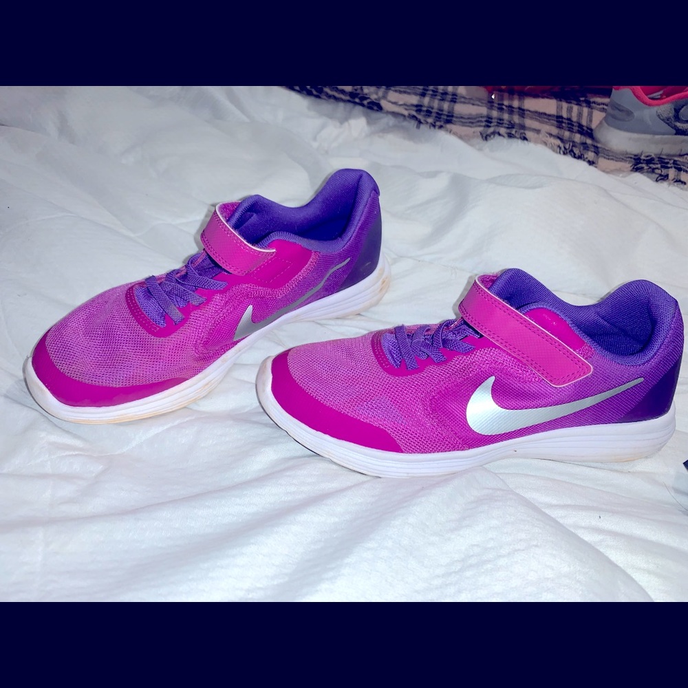 Girls Nike revolution